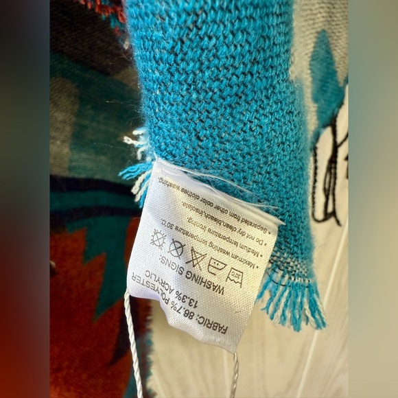 Urban CoCo NWT Wm Shawl Wrap One Size fits All Aztec Southwestern style wFringe - Picture 5 of 6